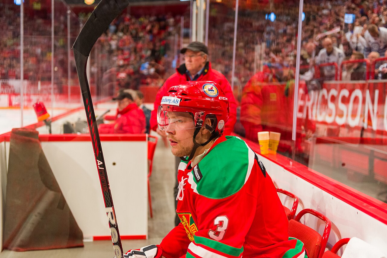 Hockeyspelare sitt i utvisningsbåset