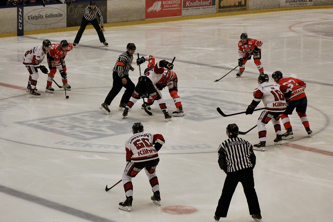 Tekning med domare i tekningscirkeln under en match i HockeyAllsvenskan 2026/2027