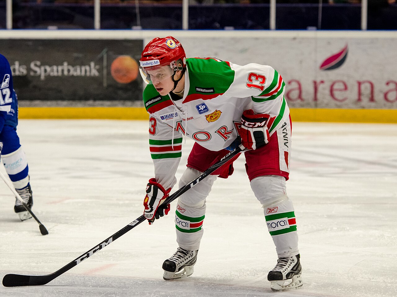 Ishockeyspelare i låg position med klubban i HockeyAllsvenskan 2026/2027