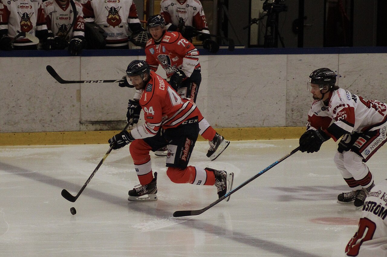Närkamp om pucken mellan två spelare i HockeyAllsvenskan 2026/2027