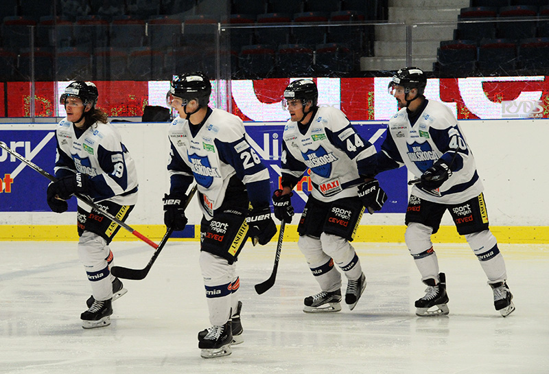 Ishockeyspelare från samma lag på isen under en match i HockeyAllsvenskan
