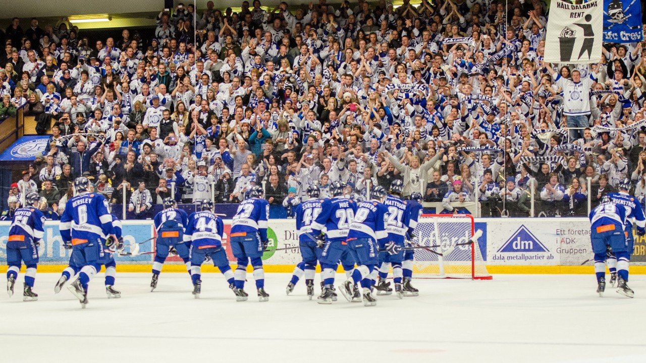 Fullsatt hockeyarena efter en slutspelsmatch i HockeyAllsvenskan